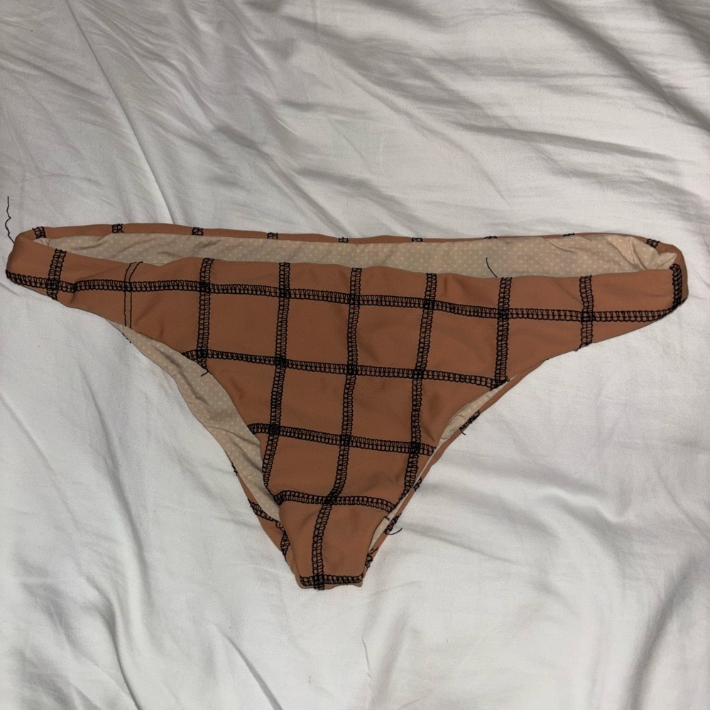 Acacia swim size medium 
Looking for top or selling 
Dm me